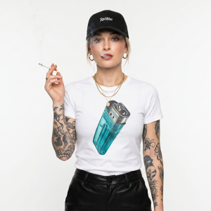 Camiseta Ajuste Mediano para Mujer Blue Cigarette Lighter en Blanco